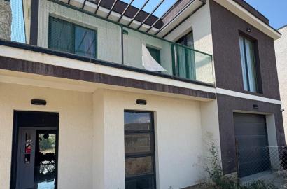 продается дом с новым ремонтом 12-комнат